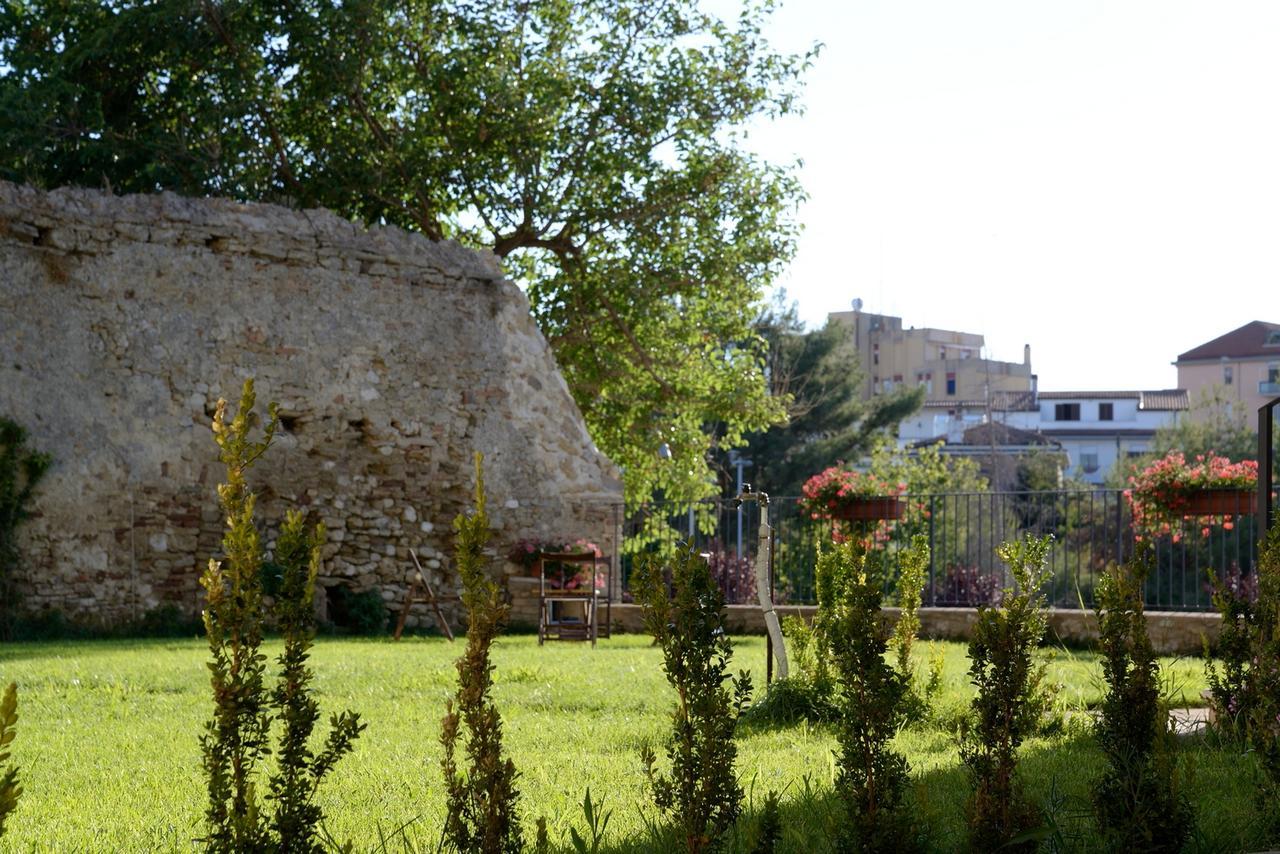 Torre Della Loggia - Dimora Storica - Ortona Bed & Breakfast Exterior photo